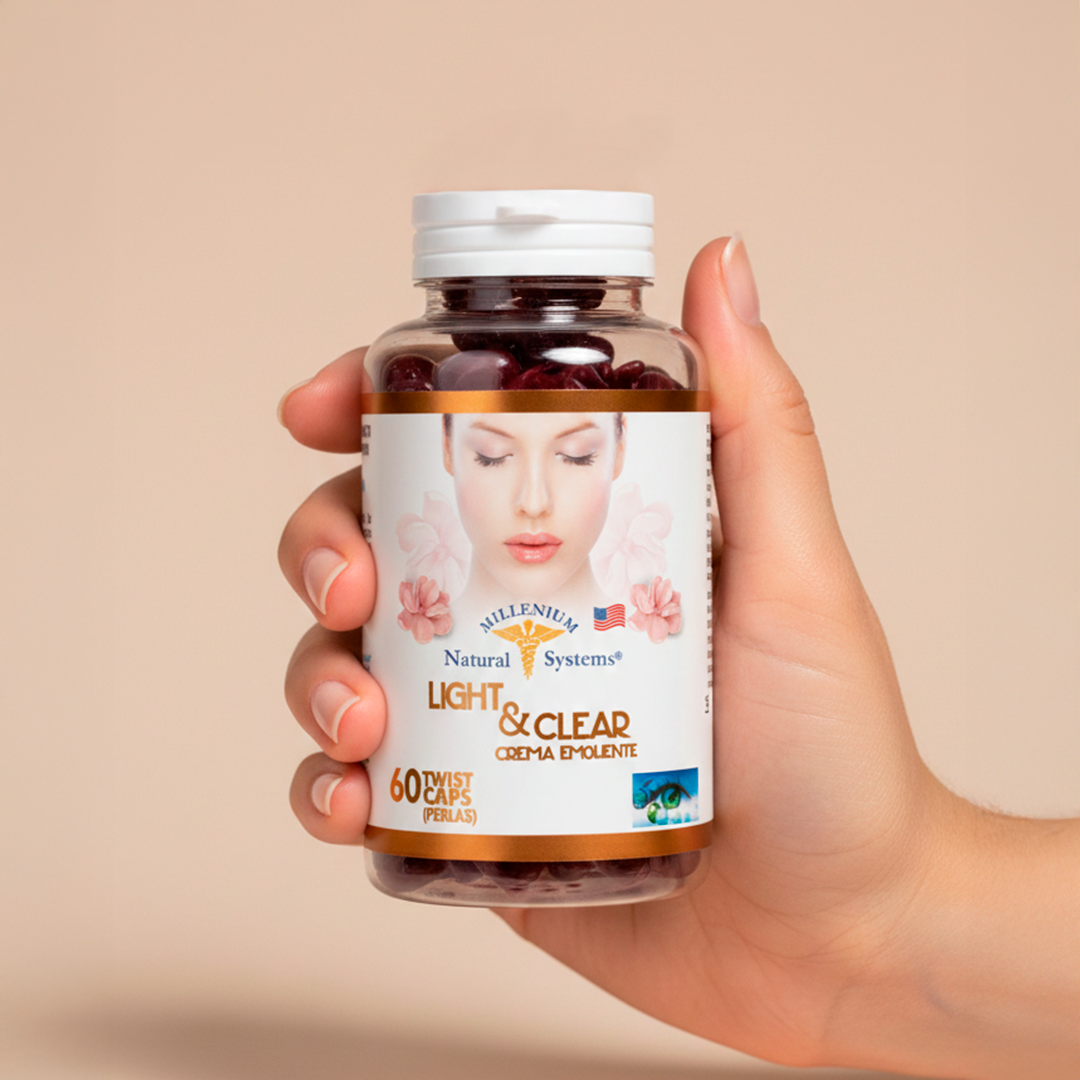 Frasco transparente con etiqueta blanca con dorado y tapa blanca del producto light and clear siendo sostenido por una mano de mujer en fondo beige plano