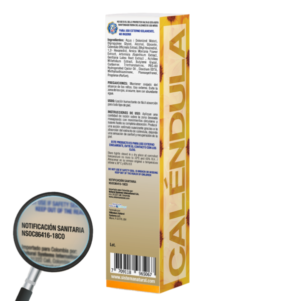 Caja vertical dorada de marigold locion calendula mostrando la parte trasera con la informacion del registro sanitario y una lupa con la notificacion sanitaria y fondo blanco plano de estudio