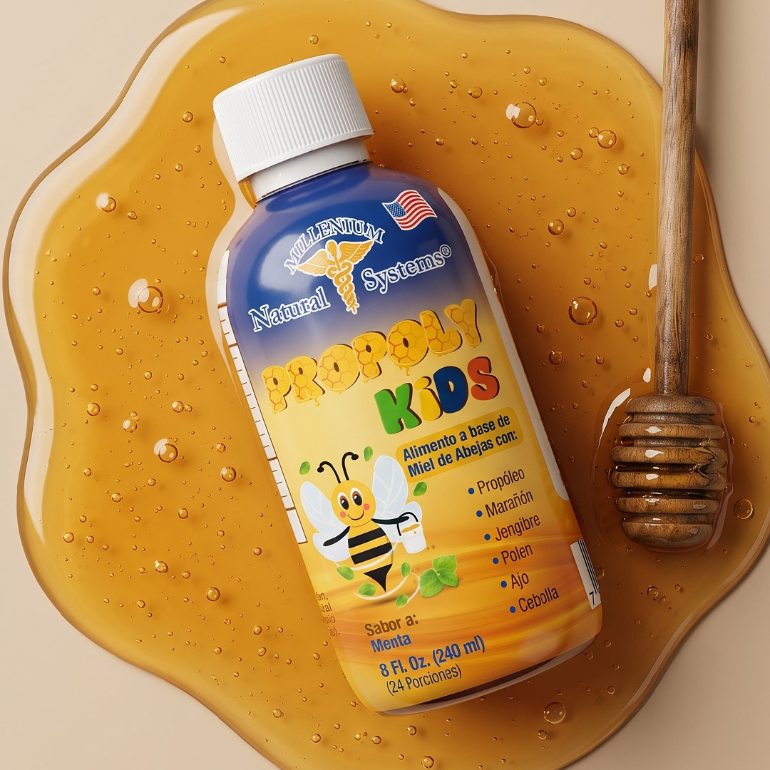 Frasco de Propoly Kids de Millenium Natural Systems recostado sobre un charco de miel junto a una cuchara mielera de madera. La etiqueta indica que es un alimento a base de miel de abejas con propóleo, marañón, jengibre, polen, ajo y cebolla, sabor a menta de 240 ml.