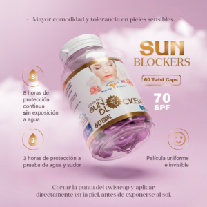 Frasco transparente con etiqueta blanca con dorado y tapa blanca del producto sun blockers parcialmente enterrado en la arena de la playa con fondo de mar y palmas desenfocadas detras