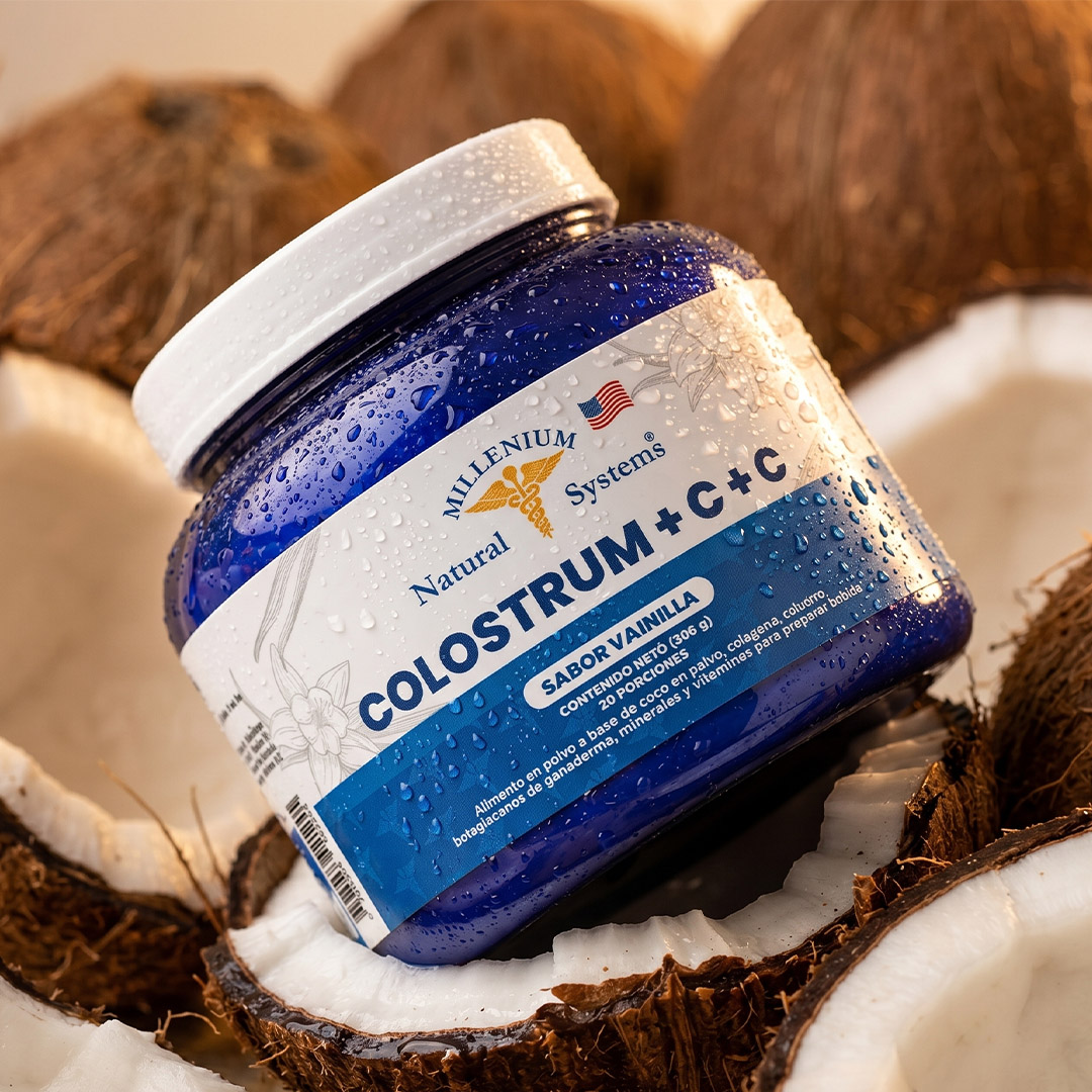 Tarro azul de 306g de Colostrum + C + C sabor vainilla de Millenium Natural Systems. Es un alimento en polvo a base de coco, rodeado de cocos partidos que resaltan sus ingredientes