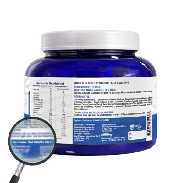 Etiqueta trasera del envase de Colostrum C+C sabor vainilla. Una lupa resalta el Registro Sanitario RSA-0035159-2024. También incluye tabla nutricional, ingredientes e instrucciones de uso.