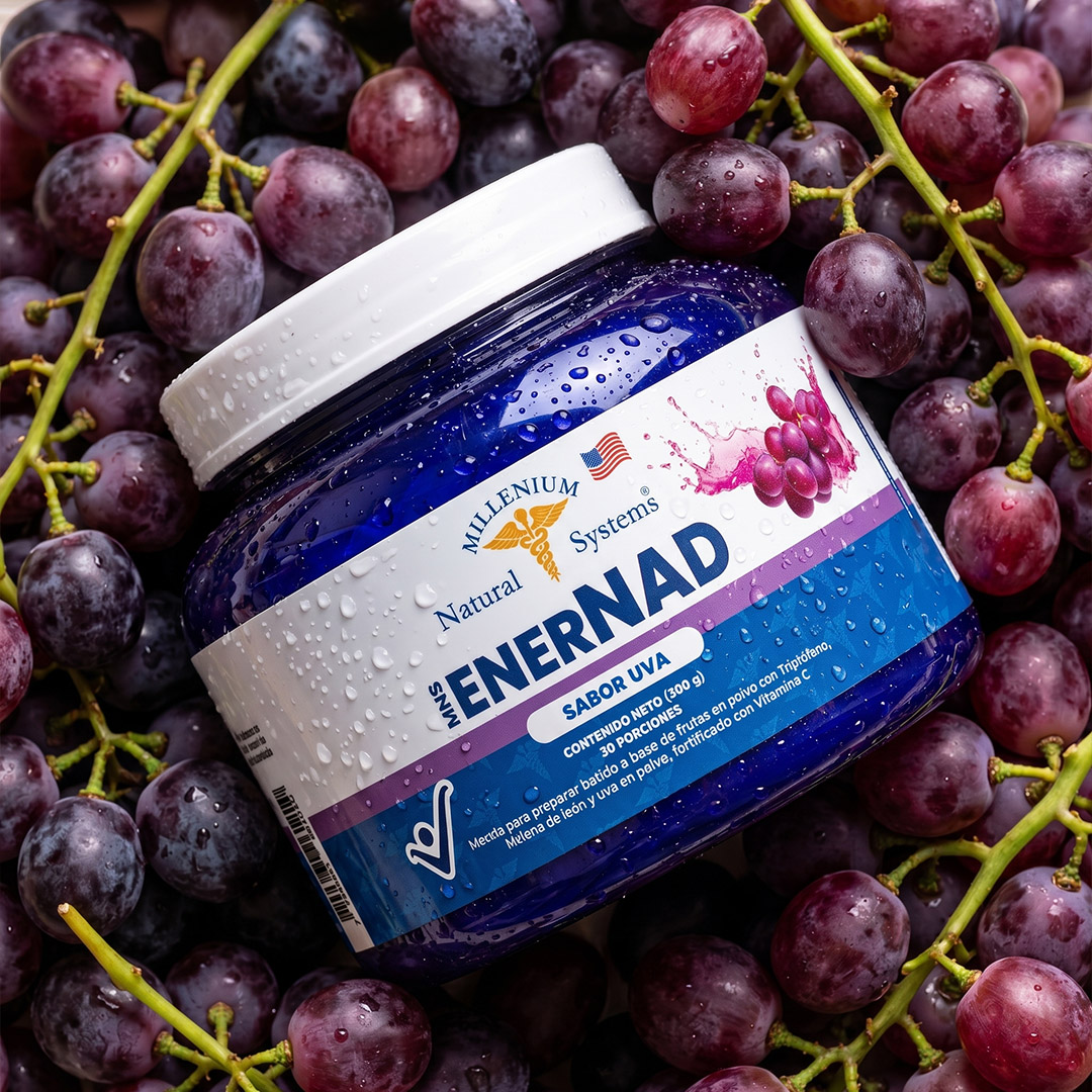 Tarro azul del suplemento Natural MNS ENERNAD sabor uva con gotas de agua condensada, ambientado sobre un fondo de racimos de uvas naturales.