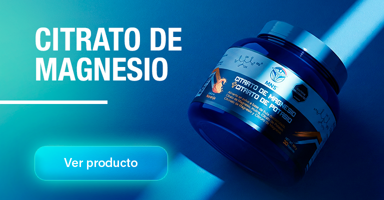 Frasco azul de citrato de magnesio sobre un fondo del mismo tono con luces y sombras fuertes