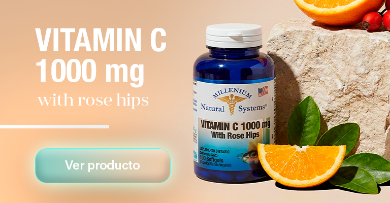 Frasco de vitamina C azul en fondo beige crema con una piedra detrás y un trozo de naranja a un lado